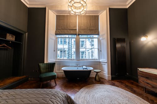 Editors apartments, luxury one bedroom | Egyptian cotton sheets, premium bedding, laptop workspace