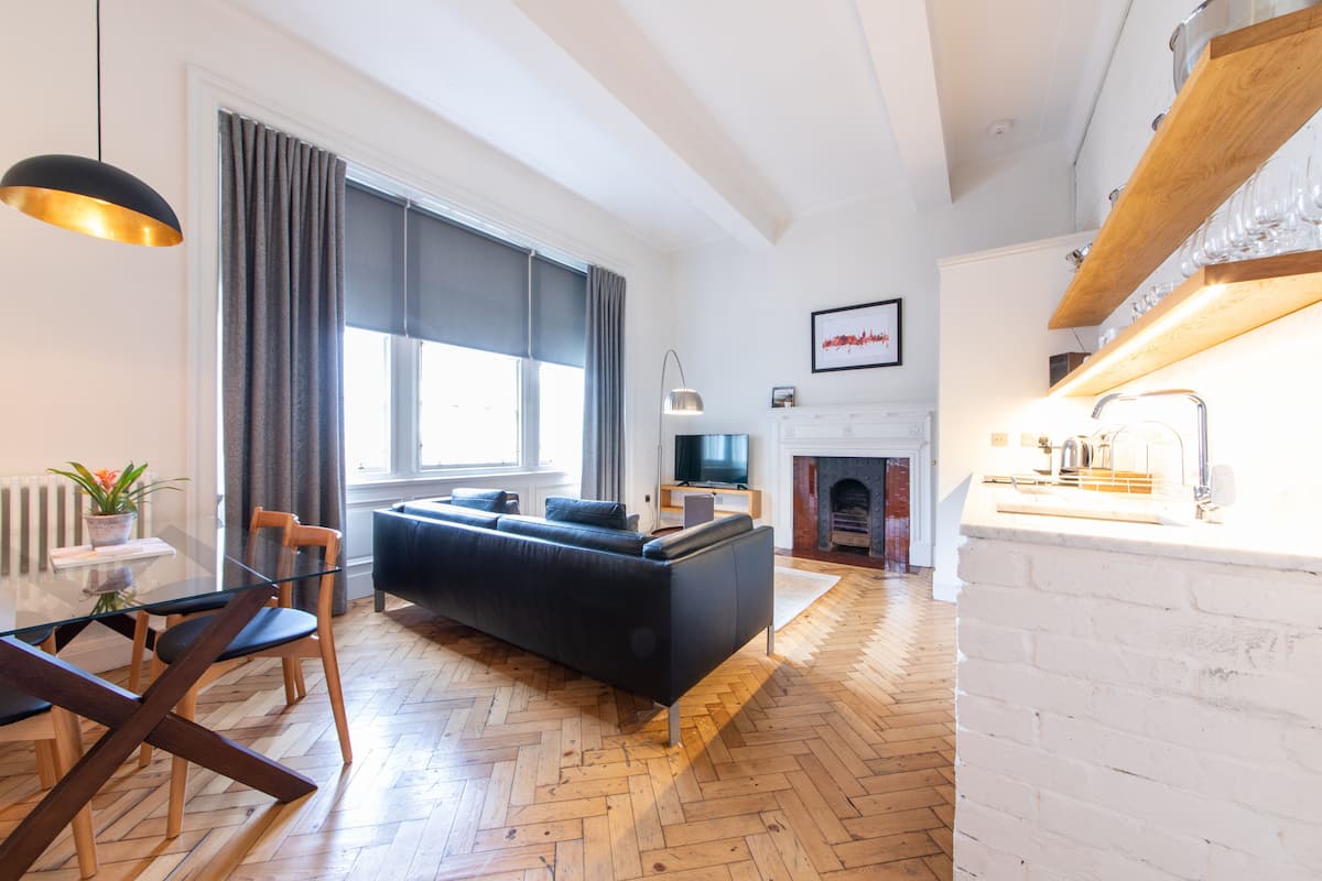 West Wing, two bedroom apartment 21 | Área de sala de estar | Televisión de pantalla plana de 45 pulgadas con canales digitales
