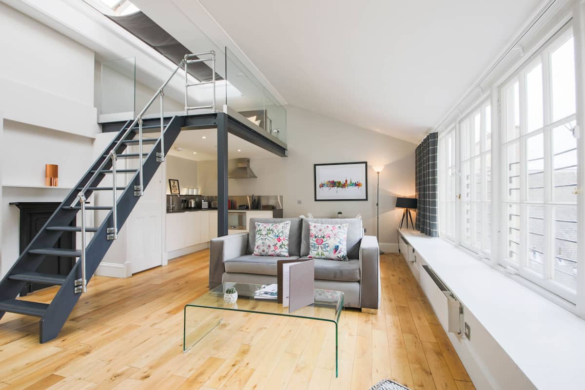 North Bridge Lofts, luxury studio | Área de sala de estar | Televisión de pantalla plana de 45 pulgadas con canales digitales