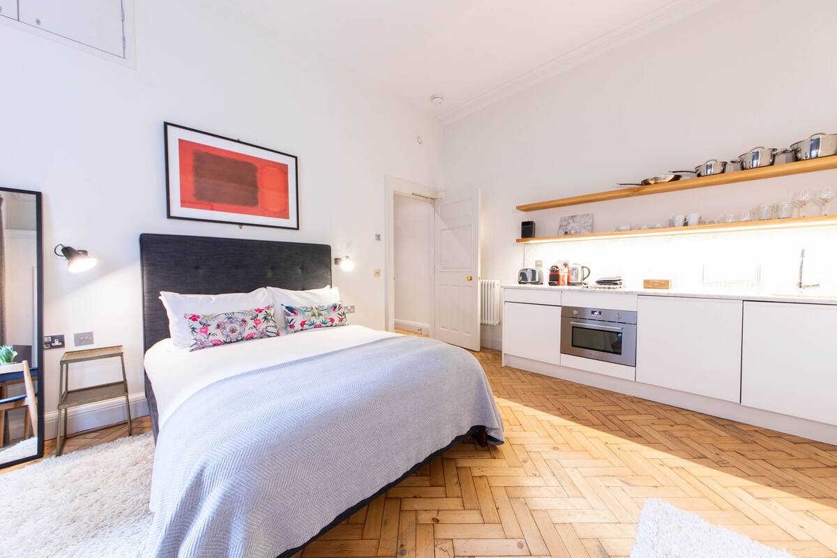 West Wing, studio apartment 18 | Draps en coton égyptien, literie de qualité supérieure
