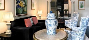 Luxury Huguenot Suite (1) | Living room | 40-inch flat-screen TV with satellite channels, LCD TV, MP3 dock - Auberge Daniella (Franschhoek)