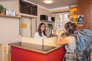 Reception - EastSeven Berlin Hostel (Berlin)