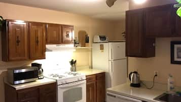 Apartment, 1 Bedroom, Kitchen | Private kitchen | Full-sized fridge, microwave, coffee/tea maker, cookware/dishes/utensils