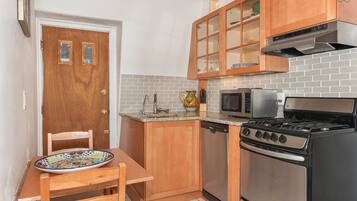 Apartment, 2 Bedrooms, Kitchen, Corner | Private kitchen | Full-sized fridge, microwave, coffee/tea maker, cookware/dishes/utensils