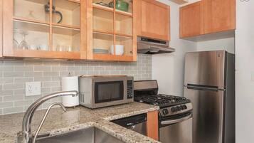 Apartment, 2 Bedrooms, Kitchen, Corner | Private kitchen | Full-sized fridge, microwave, coffee/tea maker, cookware/dishes/utensils