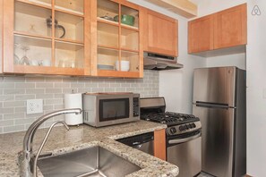 Departamento, 2 habitaciones, cocina, en esquina | Cocina privada | Refrigerador con congelador, microondas y cafetera y tetera 