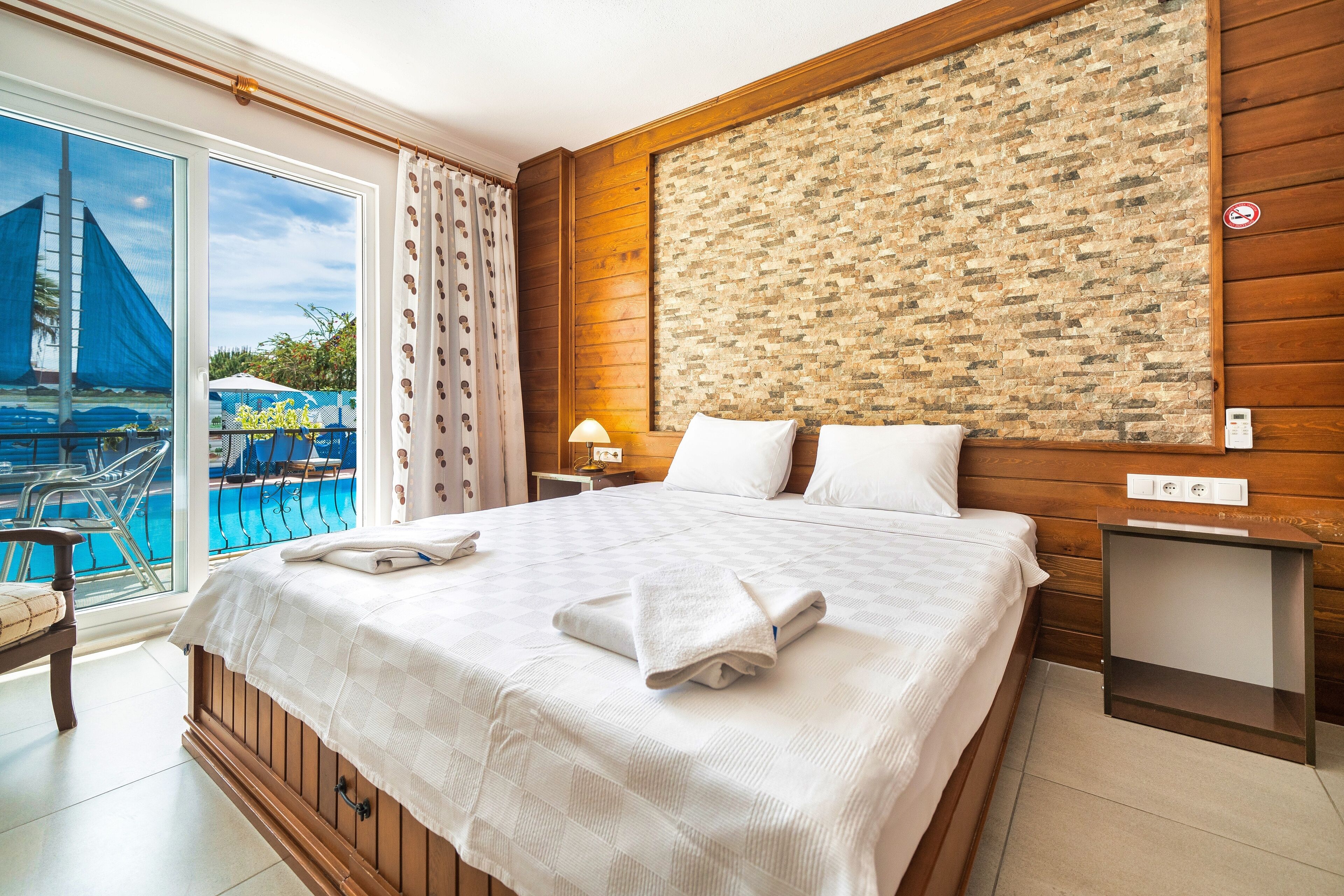 Double or Twin Room with Balcony | Ropa de cama de alta calidad, minibar, escritorio y wifi gratis 