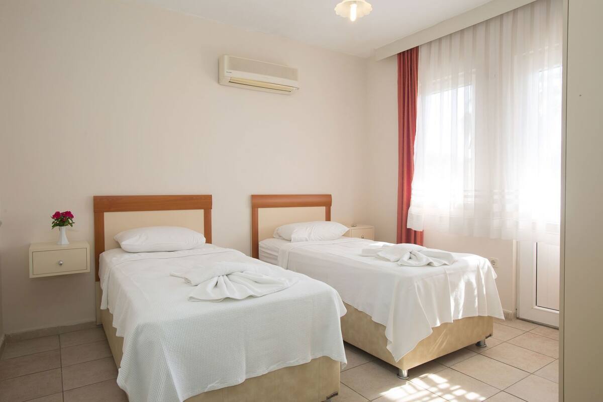 Ropa de cama de alta calidad, minibar, escritorio y wifi gratis