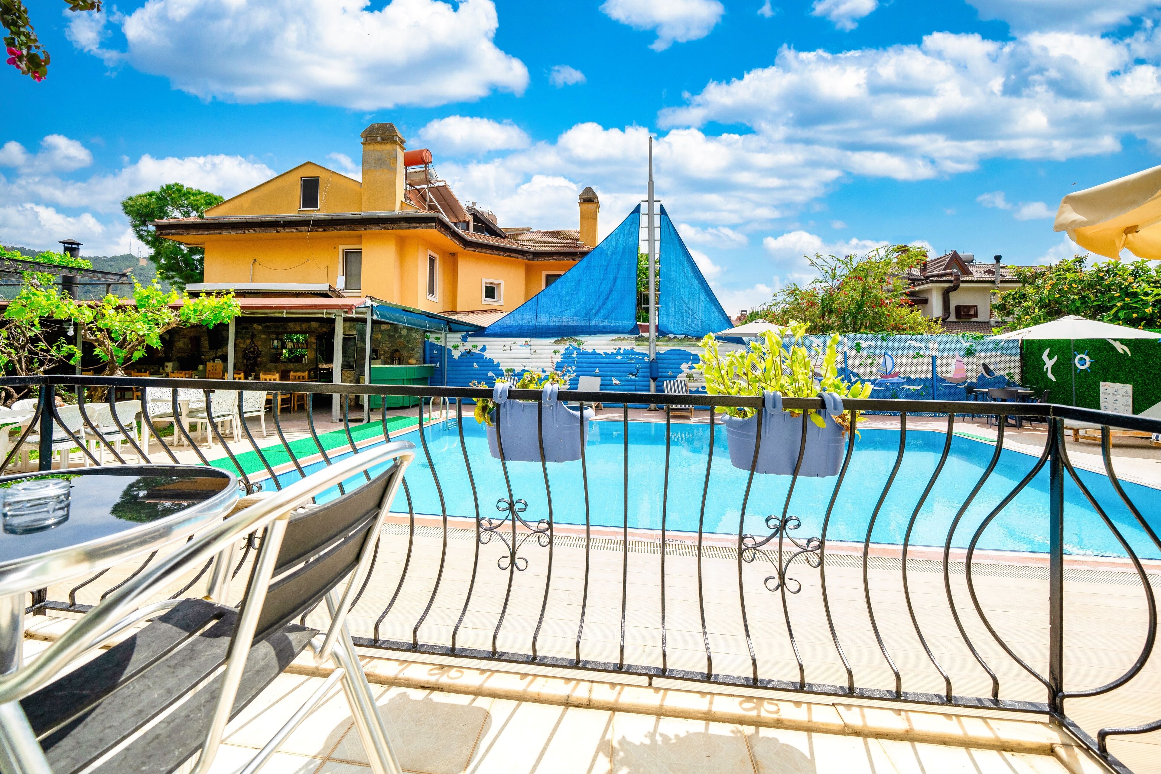 Double or Twin Room with Balcony | Ylelliset vuodevaatteet, minibaari, työpöytä, ilmainen Wi-Fi