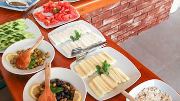 Daily continental breakfast (EUR 15 per person)