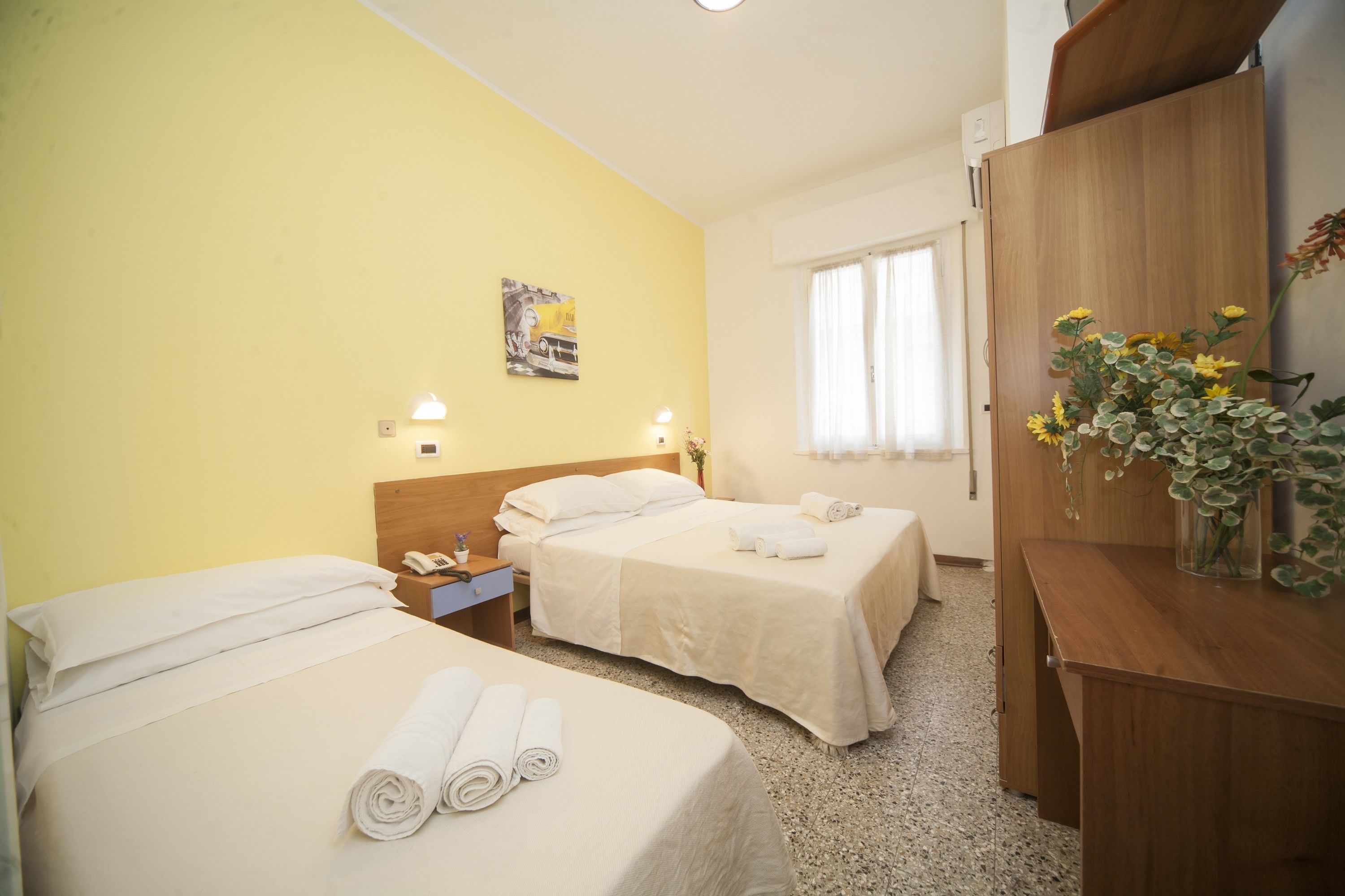 Quarto triplo | Cofres nos quartos, Wi-Fi de cortesia