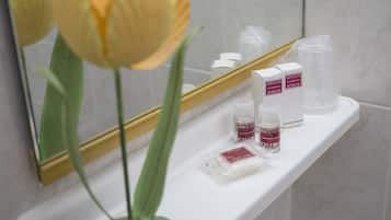 Chuveiro, produtos de toalete grátis, bidê