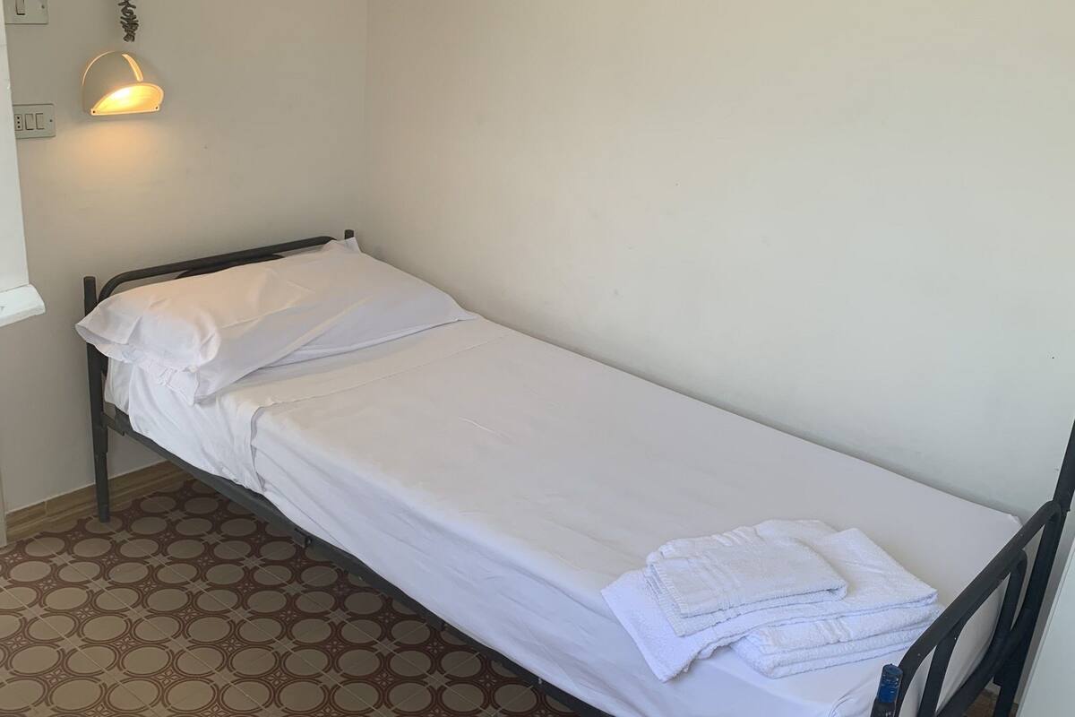 Single Room | Desk, WiFi (free)