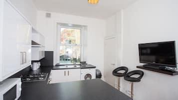 Family Apartment, 3 Bedrooms, Accessible | Private kitchen | Full-size fridge, microwave, stovetop, dishwasher