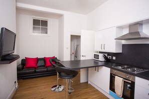 Apartemen Keluarga, 3 kamar tidur, akses difabel | Ruang keluarga | TV layar datar