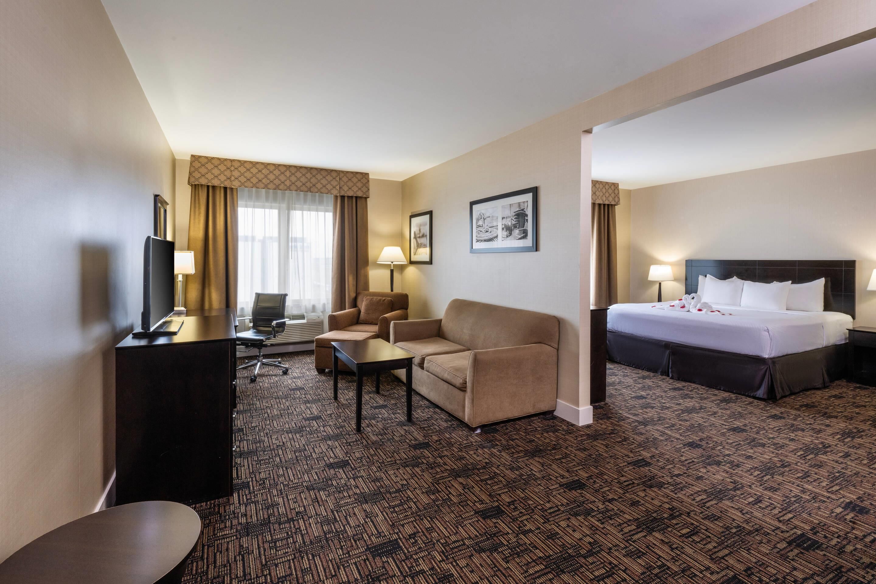 Suite, 1 Bedroom, Non Smoking | Egyptian cotton sheets, premium bedding, in-room safe, blackout drapes