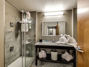 Gratis toiletartikelen, een haardroger, handdoeken