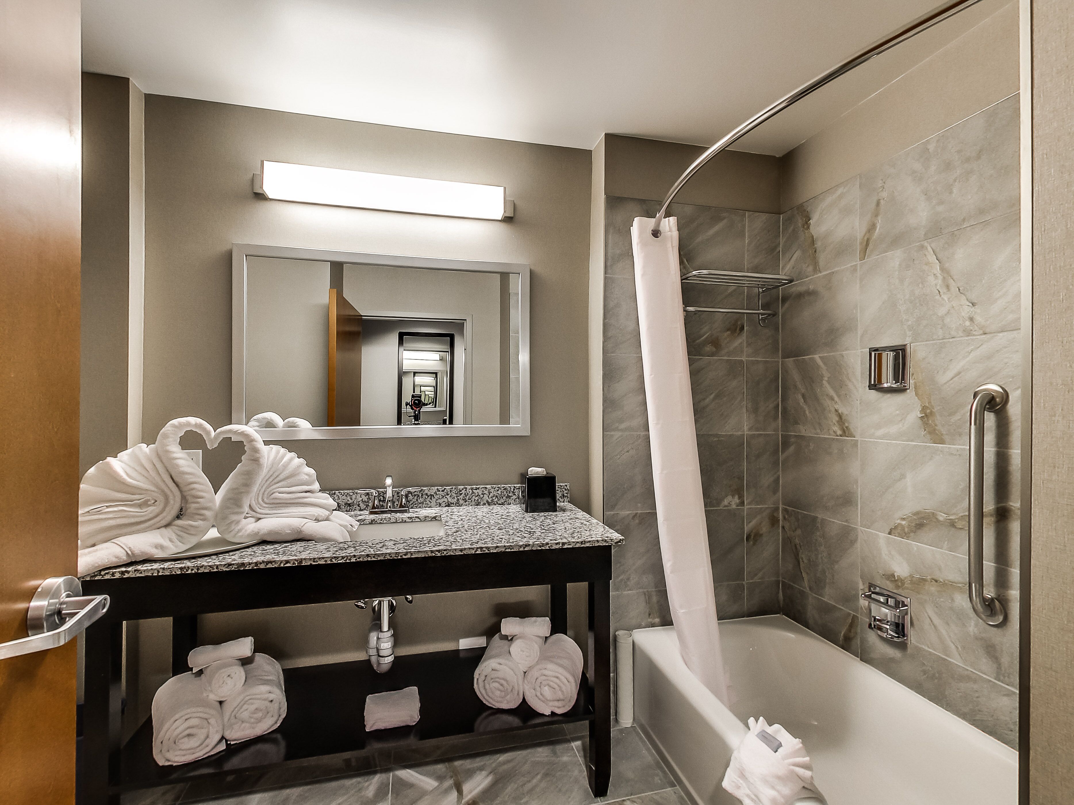 business room, 1 king bed, non smoking | bathroom | free toiletries, hair dryer, towels