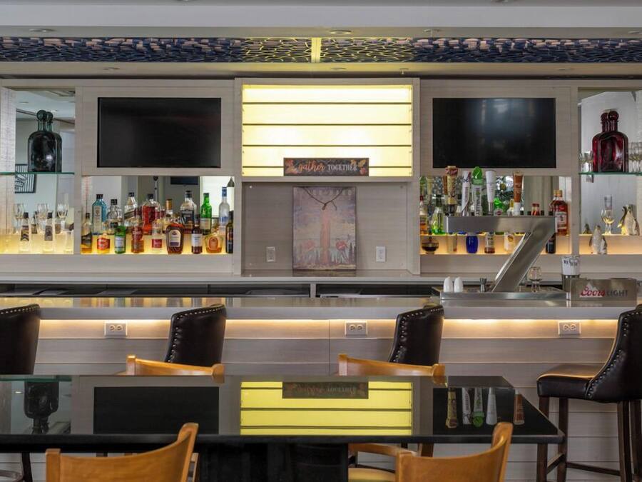 Déjeuner, dîner et souper servis sur place
