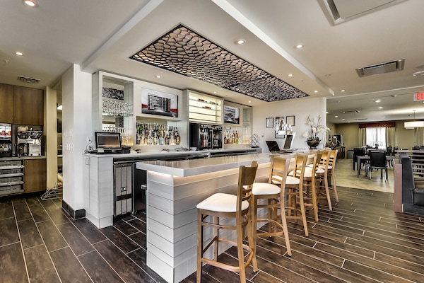 Serves lunch, dinner and happy hour