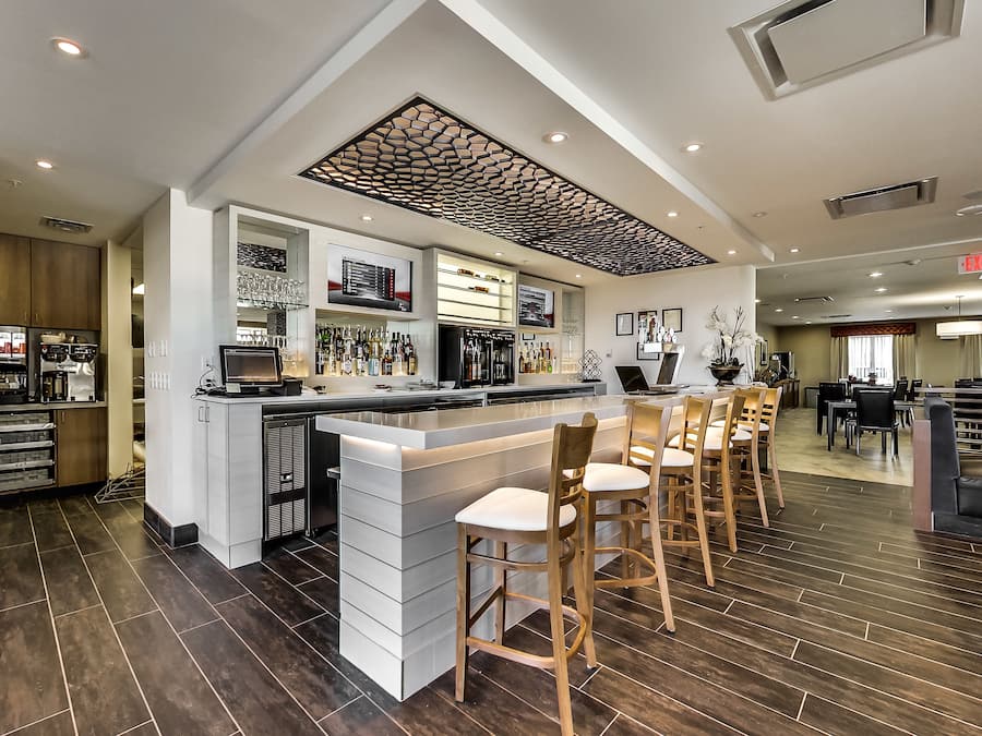 Serveert lunch, diner en happy hour