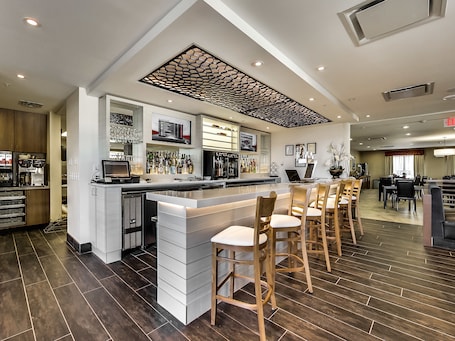 供应午餐、晚餐和欢乐时光优惠