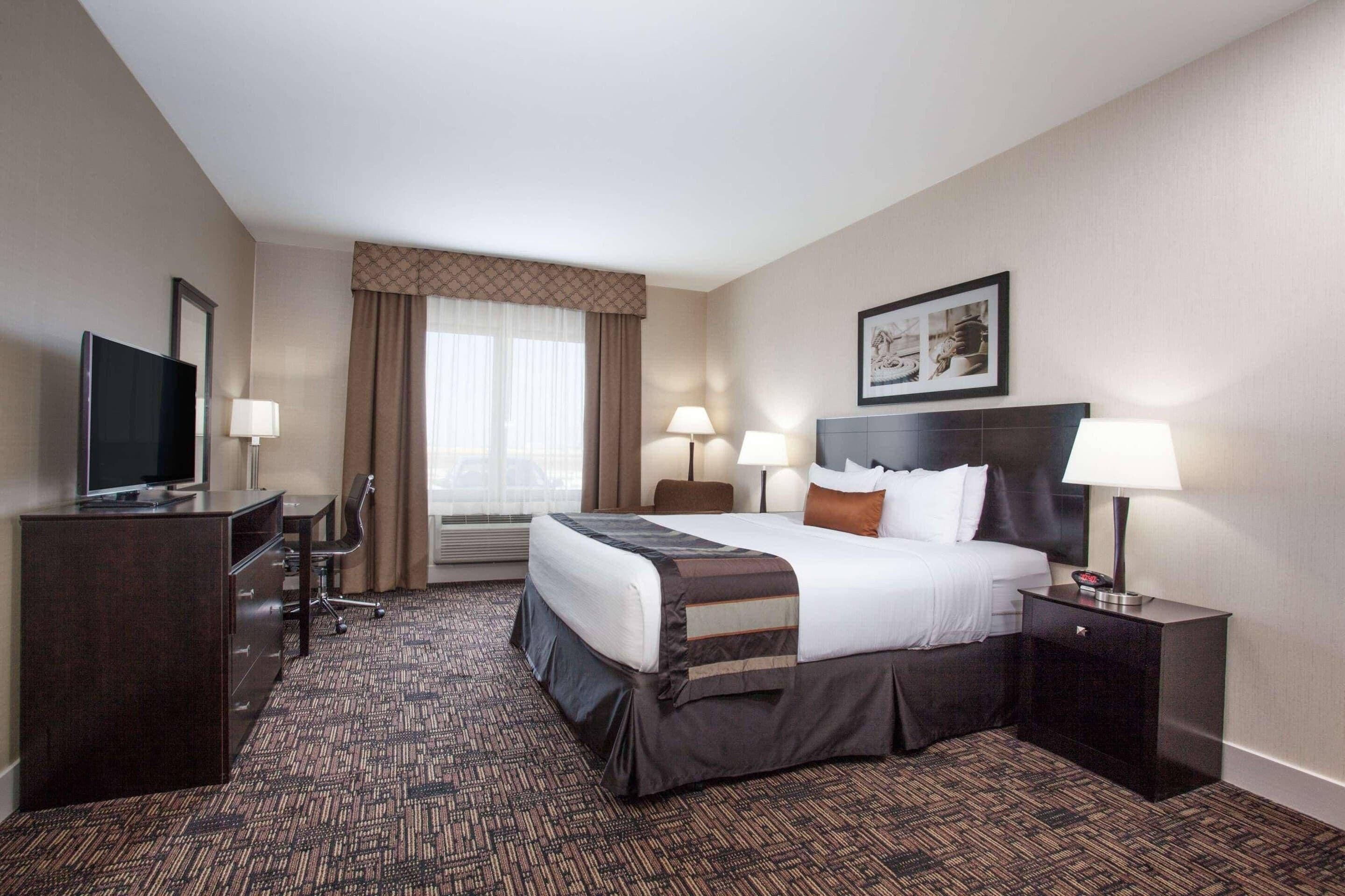 Egyptian cotton sheets, premium bedding, in-room safe, blackout drapes