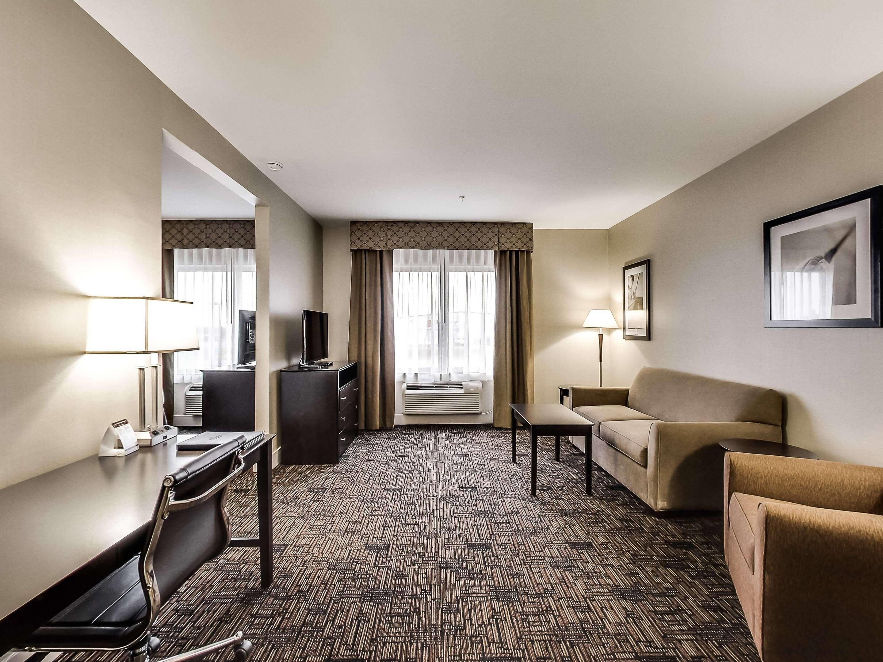 Premium Suite, 1 Bedroom, Non Smoking | Egyptian cotton sheets, premium bedding, in-room safe, blackout drapes