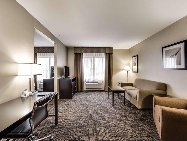Premium Suite, 1 Bedroom, Non Smoking | Egyptian cotton sheets, premium bedding, in-room safe, blackout drapes - Radisson Hotel Edmonton Airport (Leduc)