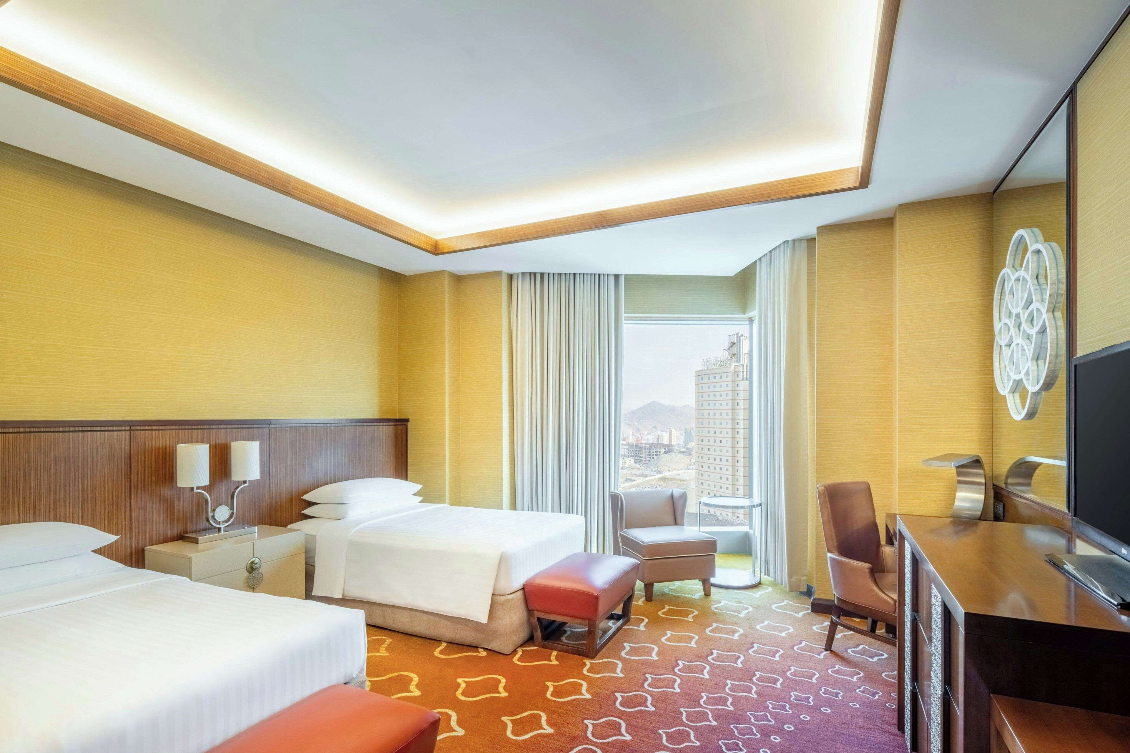 Rom, 2 enkeltsenger, byutsikt | Sengetøy av topp kvalitet, minibar, safe på rommet og skrivebord