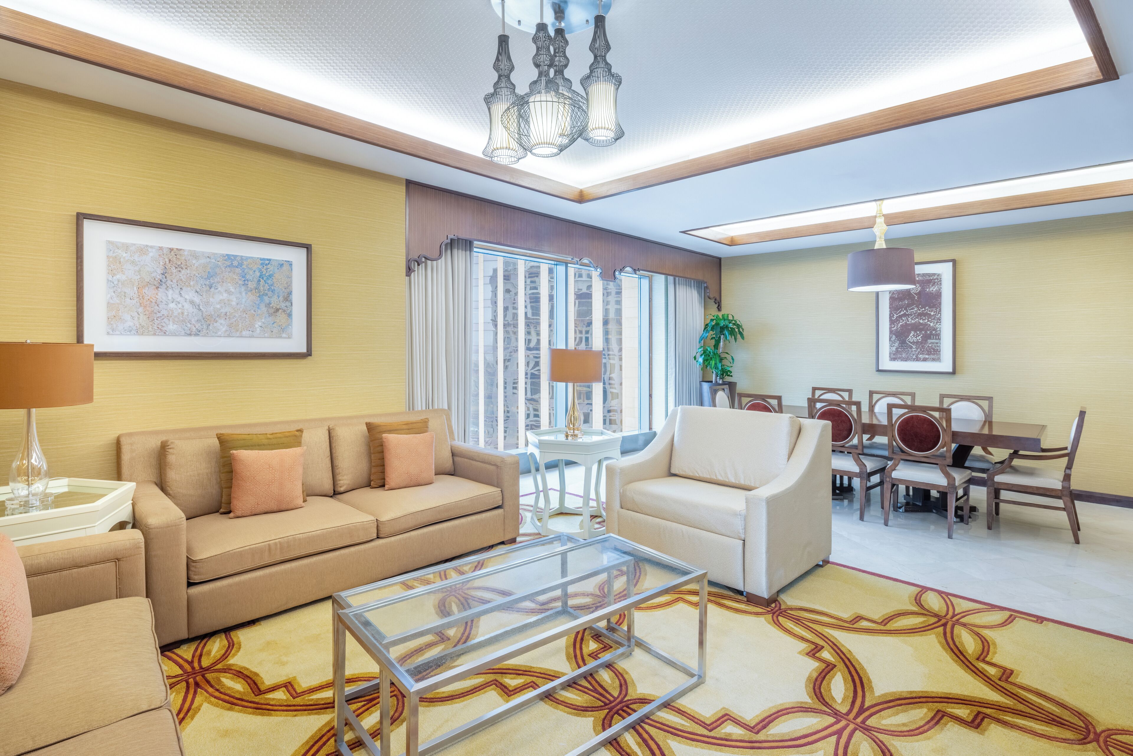 Sengetøy av topp kvalitet, minibar, safe på rommet og skrivebord