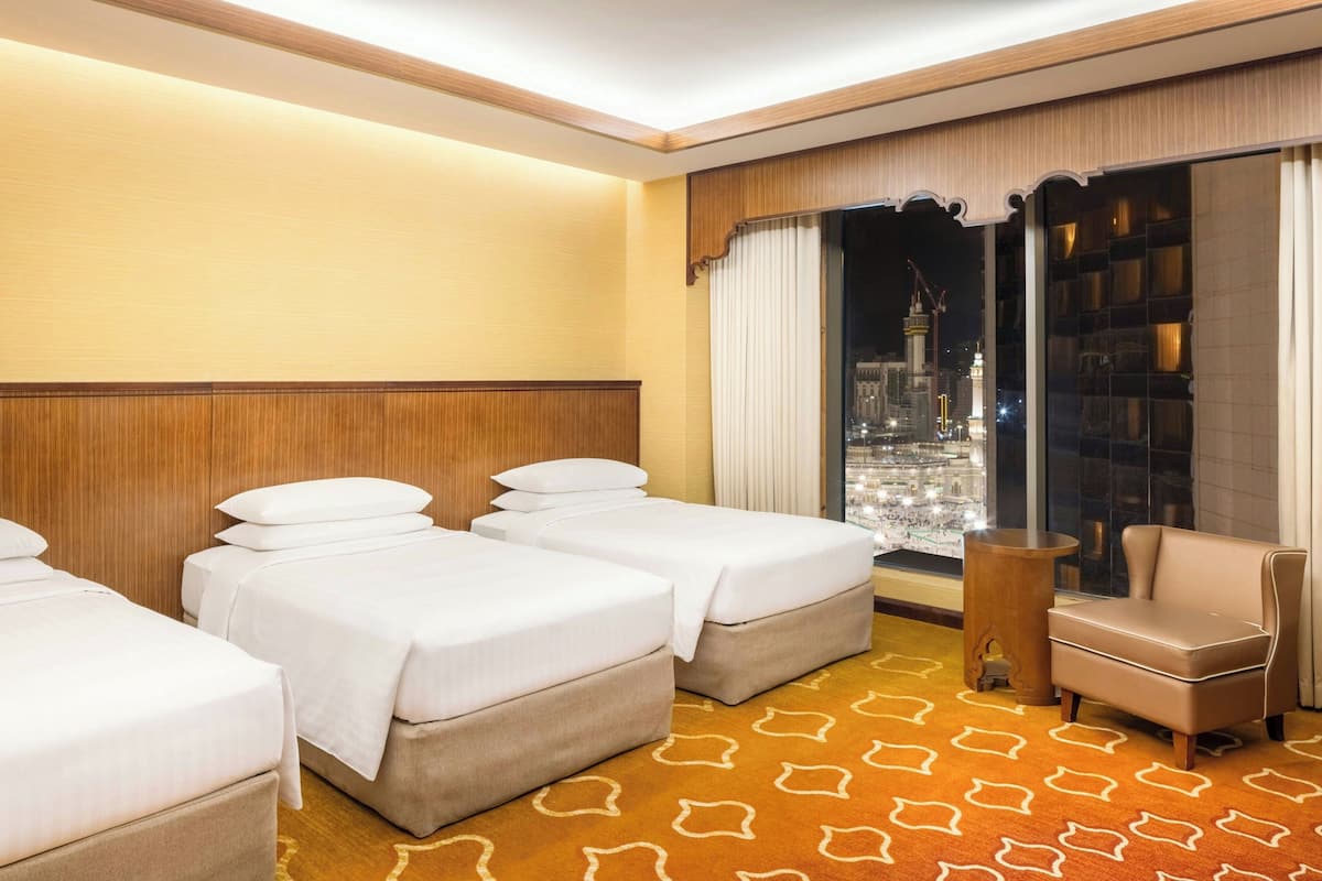 Deluxe kamer, 3 eenpersoonsbedden, roken (View) | Luxe beddengoed, een minibar, een kluis op de kamer, een bureau