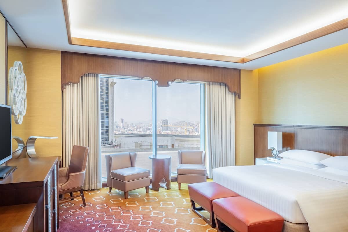 Deluxe Room, 1 King Bed, City View | Premium bedding, minibar, in-room safe, desk