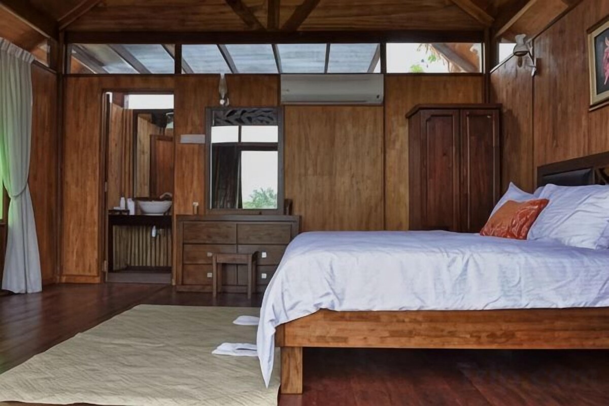 Minibar, desk, WiFi (free), bed sheets