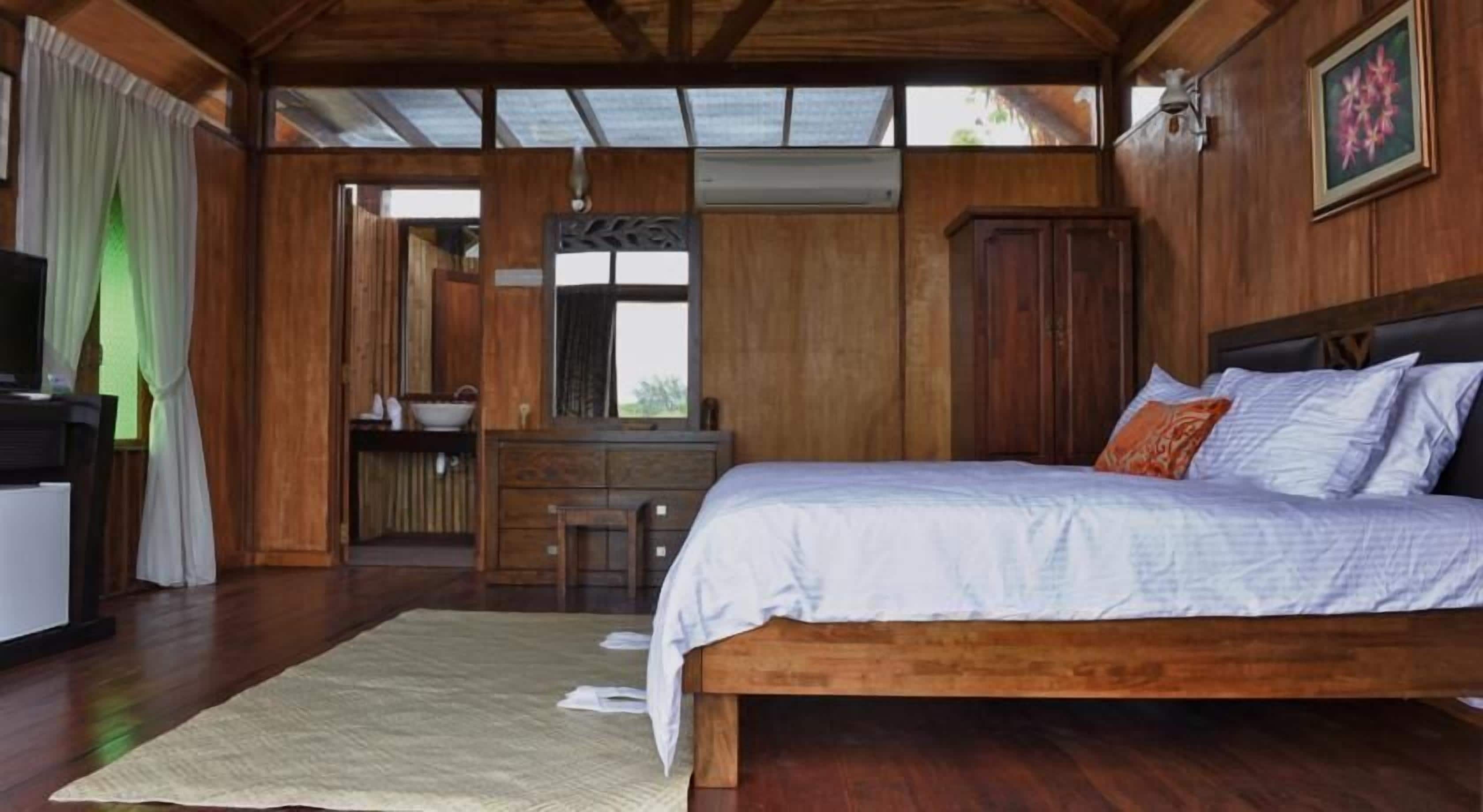 Minibar, desk, free WiFi, bed sheets