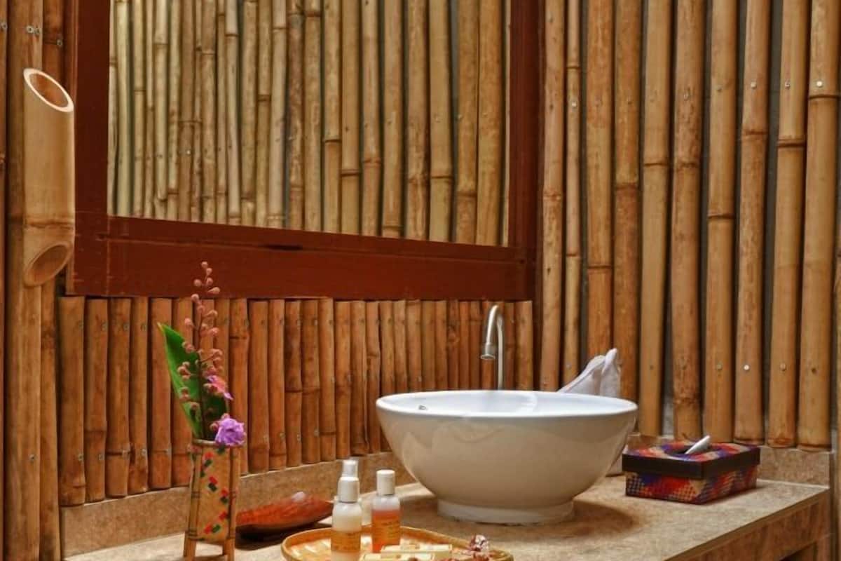 standard single room, 1 king bed | bathroom | shower, free toiletries, bidet, towels