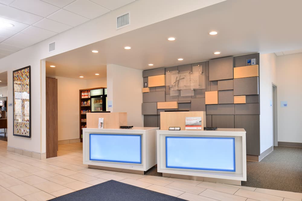 Holiday Inn Express & Suites Farmington Hills - Detroit by IHG