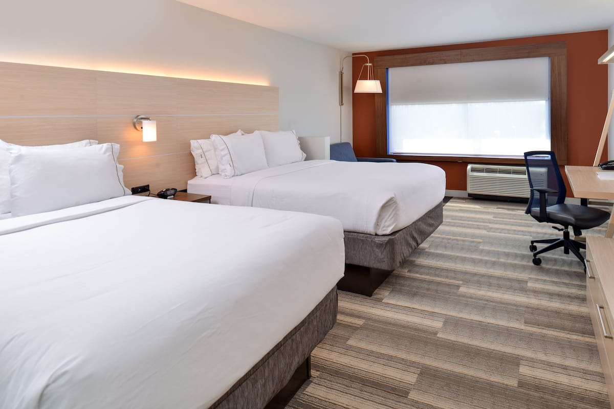 Escritorio, cortinas blackout y tabla de planchar con plancha