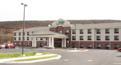 Holiday Inn Express & Suites Cumberland - La Vale by IHG
