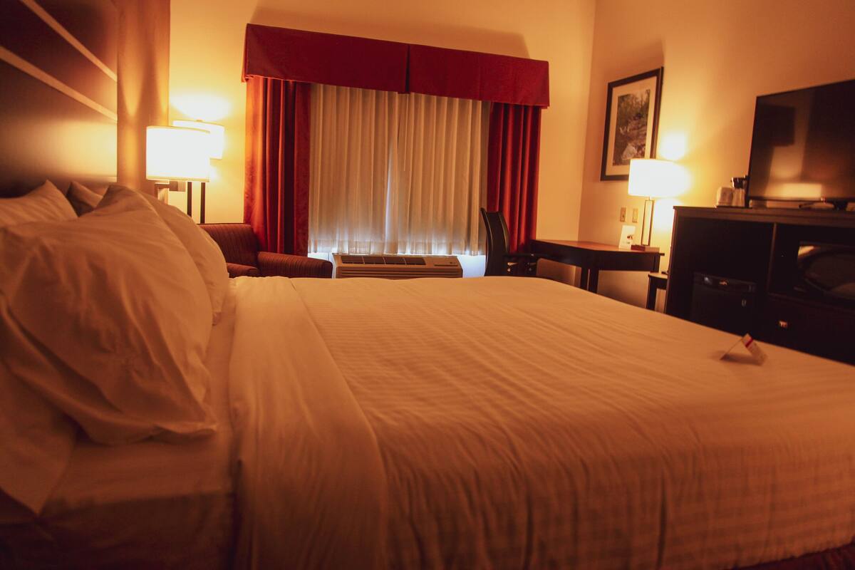 Standard Room, 1 King Bed | Desk, iron/ironing board, WiFi (free), bed sheets