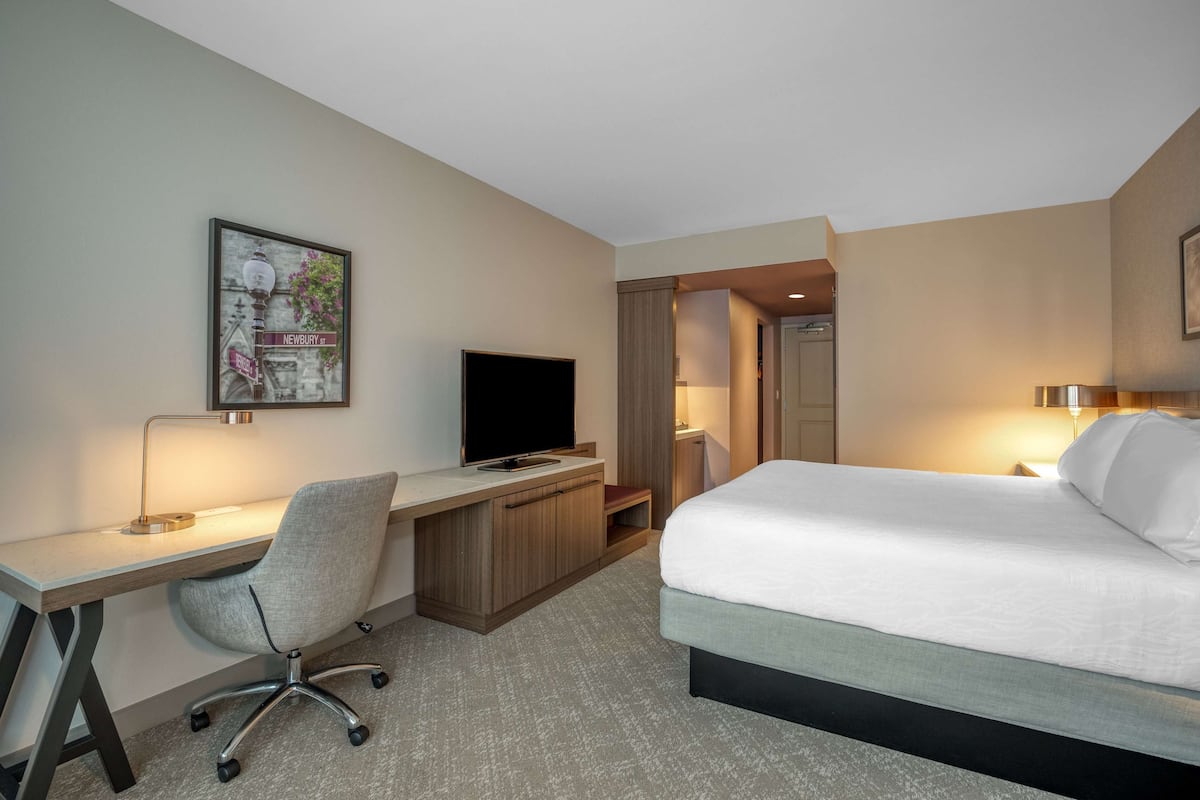 Room, 1 King Bed (Drinks/ Snacks) | Desk, laptop workspace, blackout drapes, free WiFi