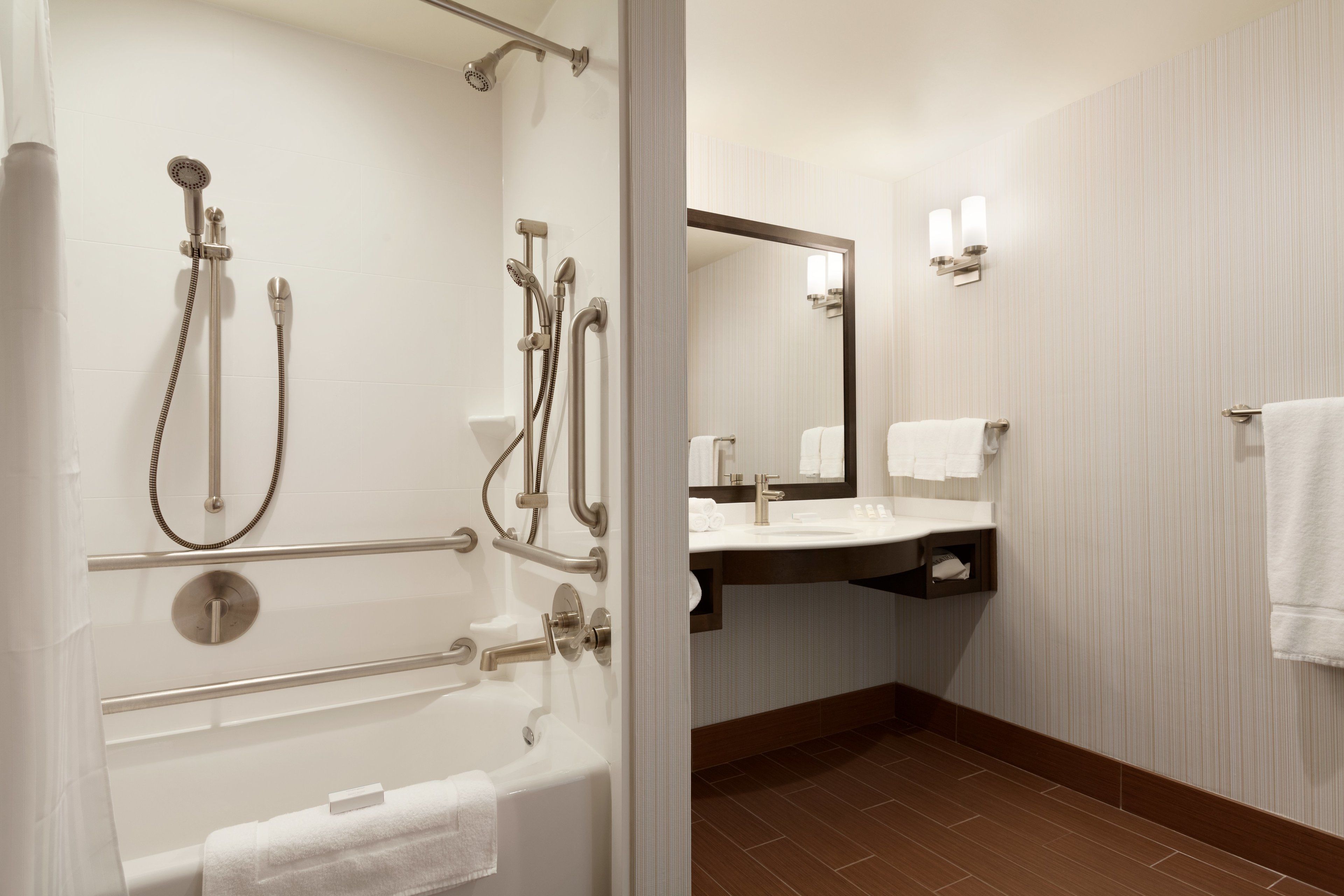 Un baño moderno con bañera, ducha y lavamanos.