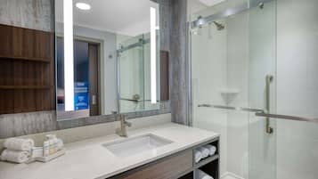 Bañera con ducha, artículos de tocador gratuitos, secador de pelo