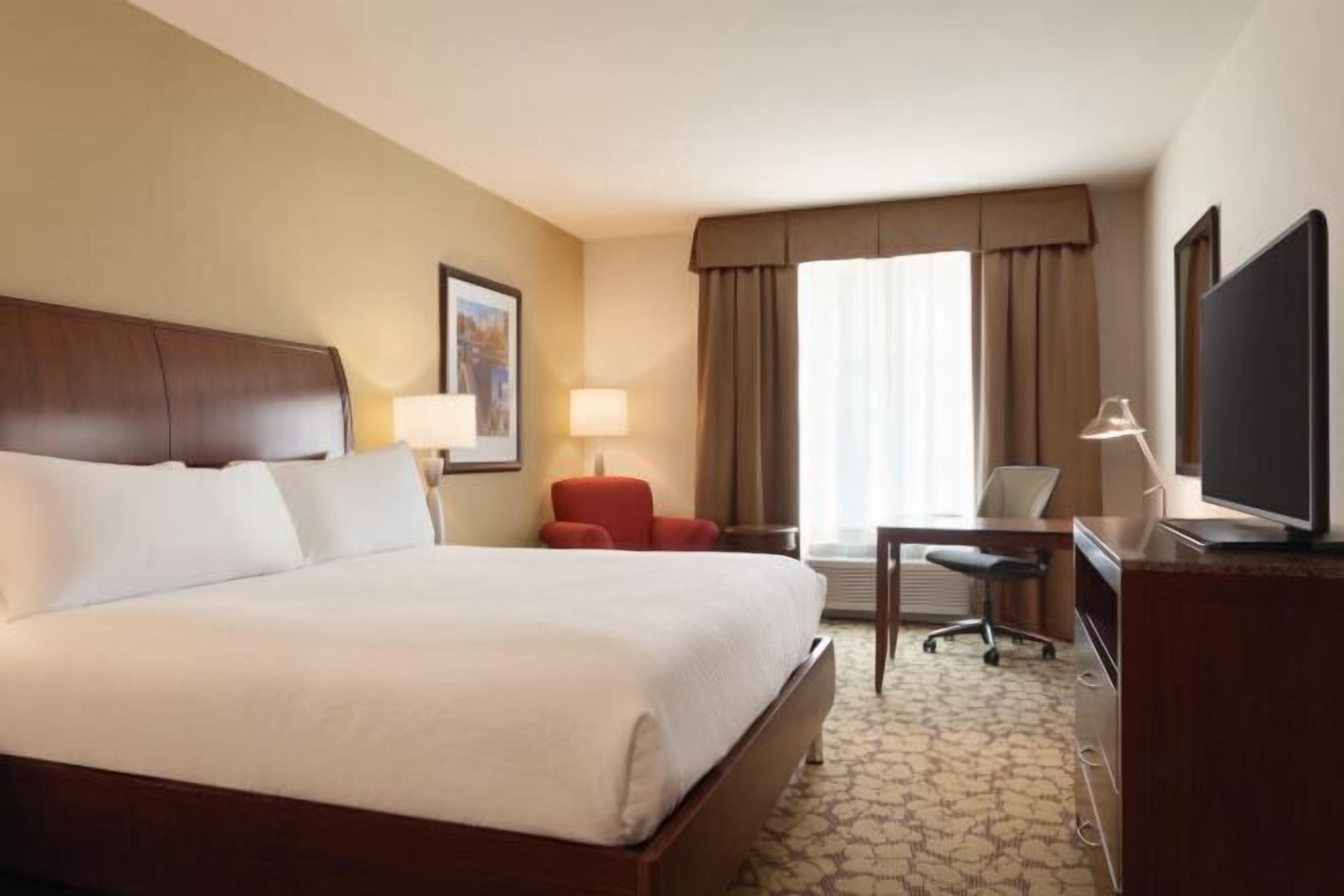 Bureau, espace de travail pour ordinateur portable, rideaux occultants