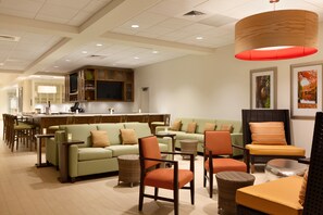 Lounge - Hilton Garden Inn Boston Logan Airport (Boston)