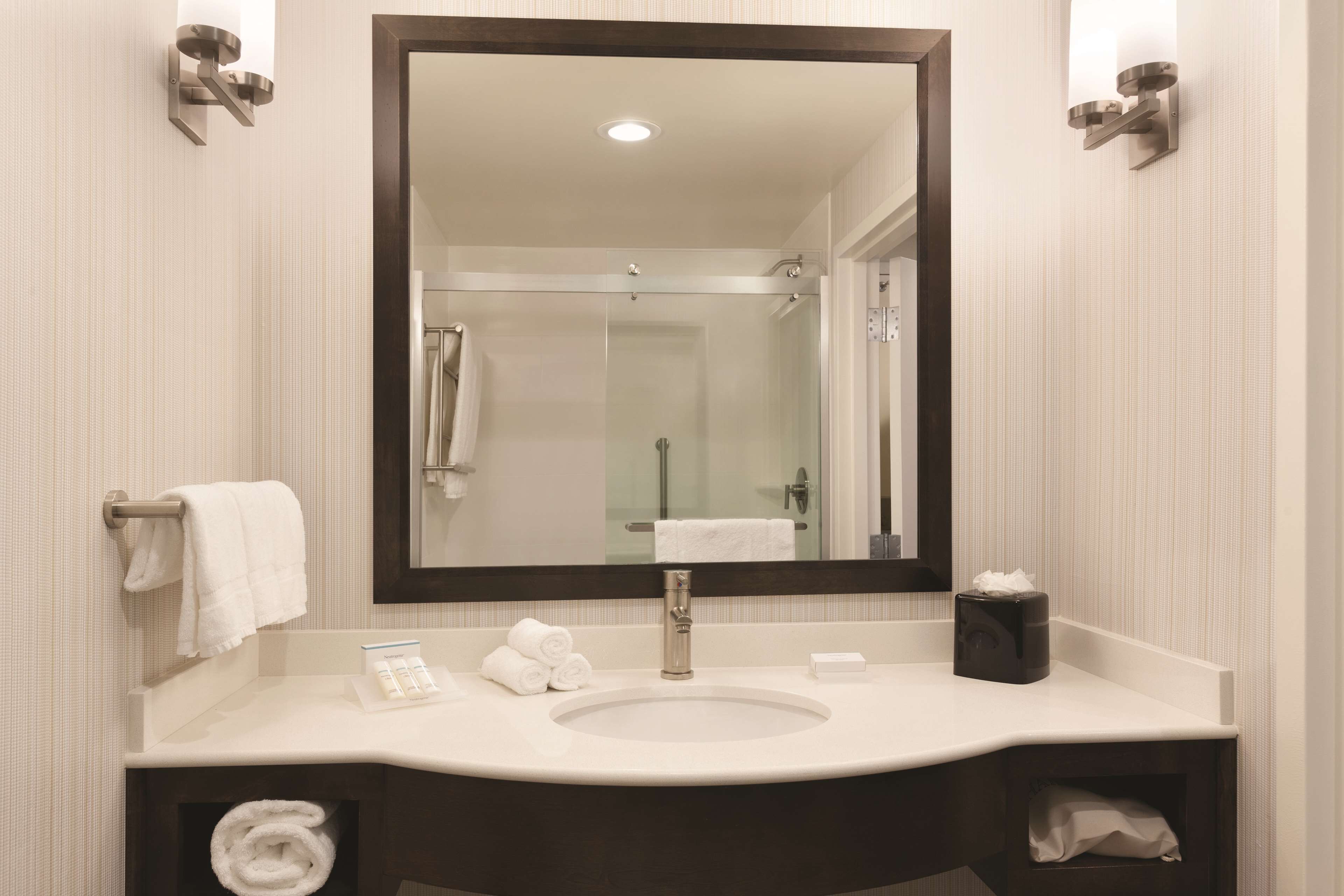 combined shower/bathtub, free toiletries, hair dryer, towels