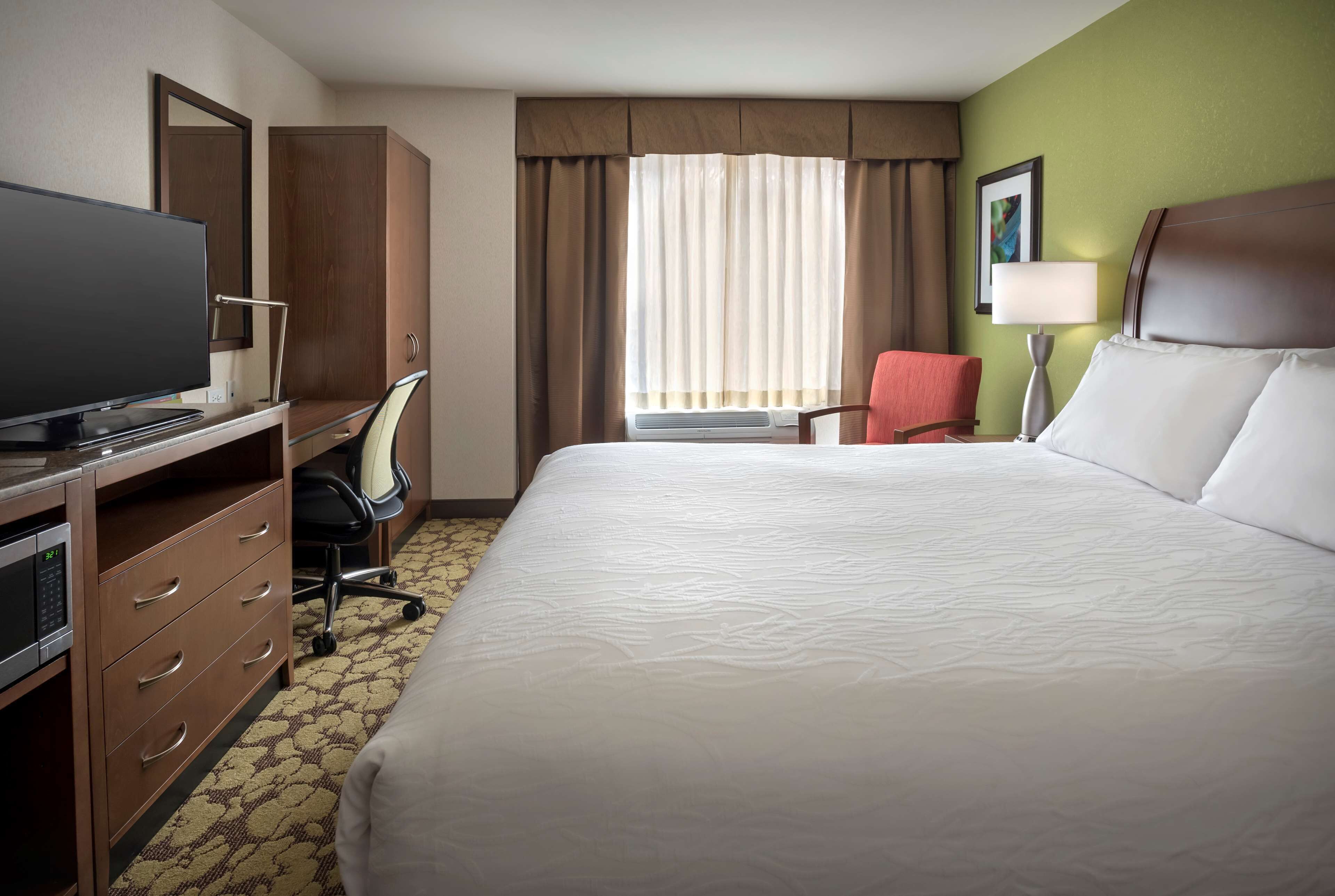 Premium bedding, in-room safe, soundproofing, free WiFi