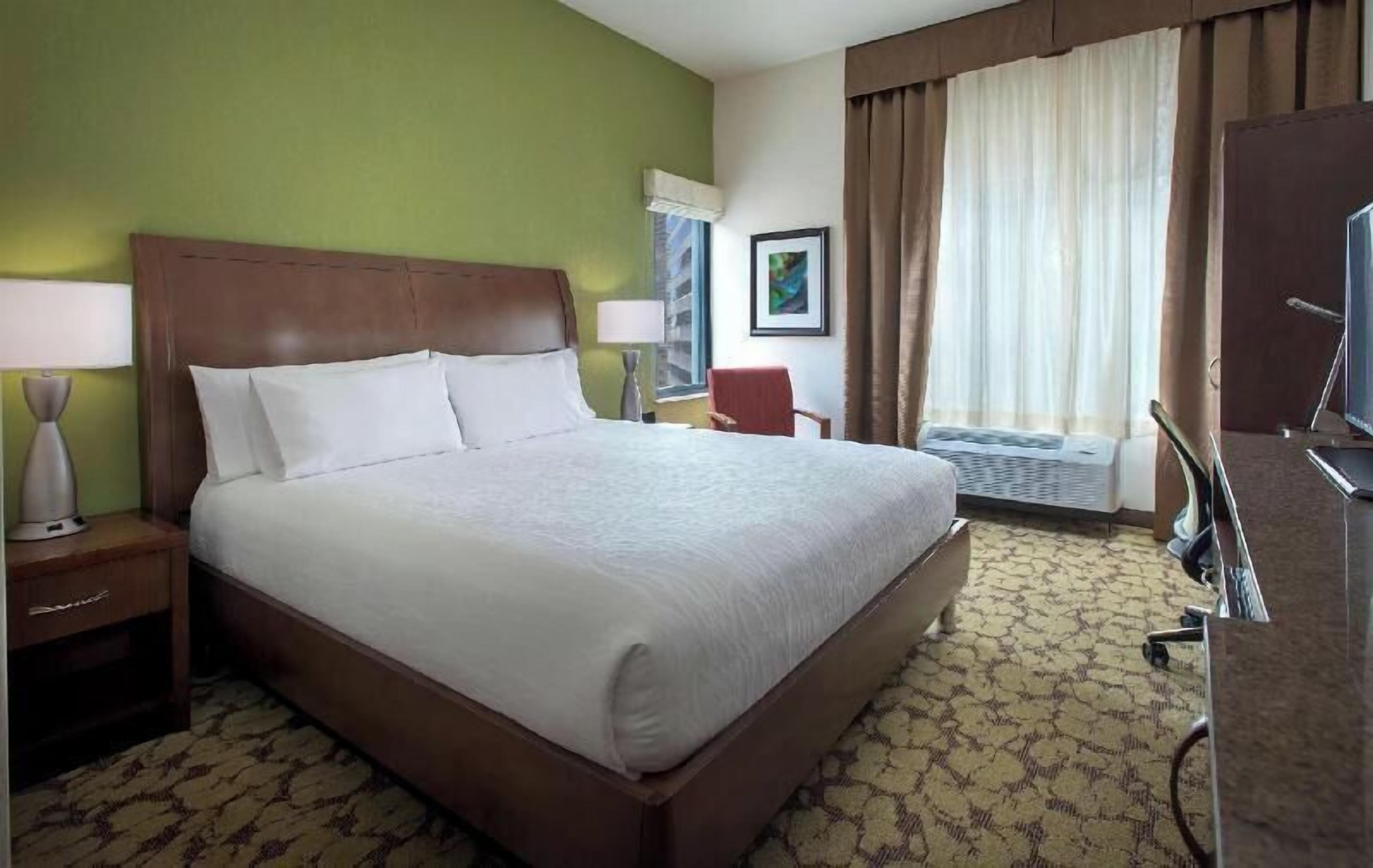 Premium bedding, in-room safe, soundproofing, free WiFi