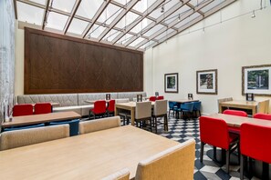 Daily continental breakfast for a fee - Hilton Garden Inn Chicago Downtown Riverwalk (Chicago)