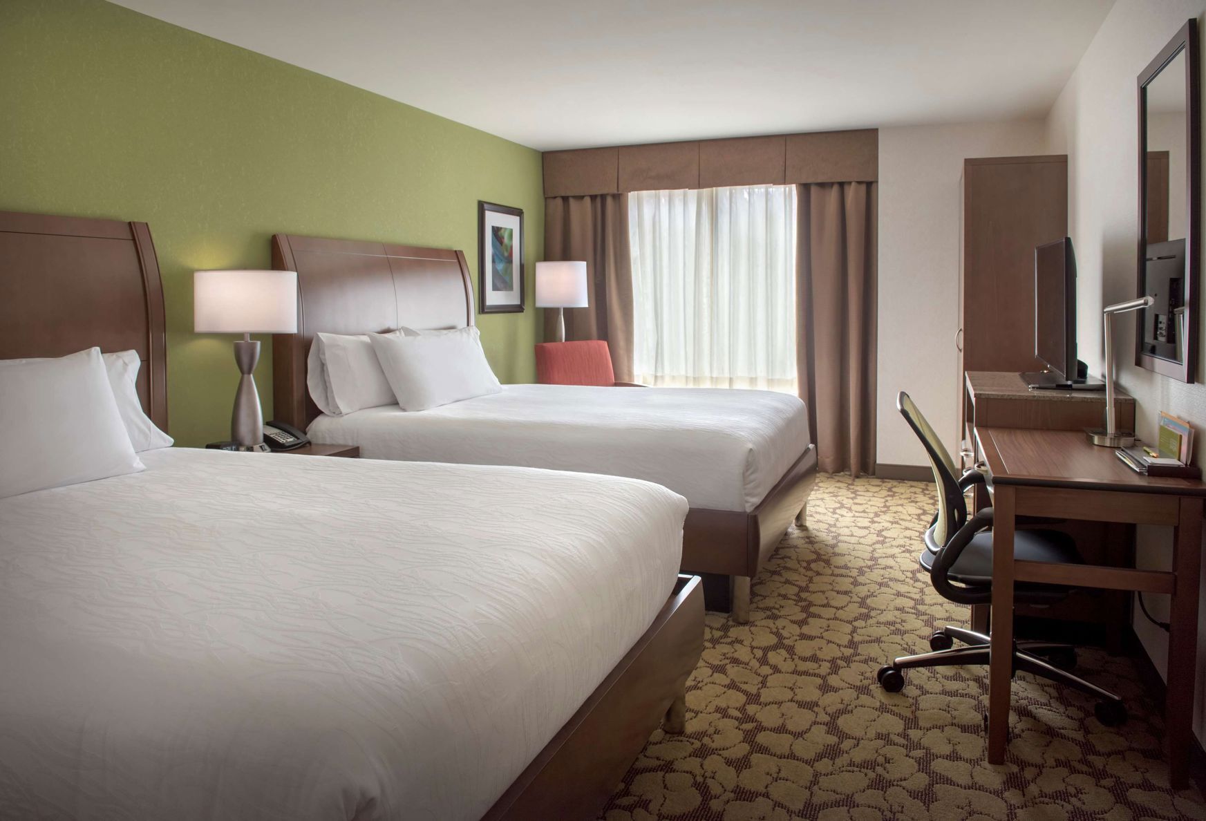 Premium bedding, in-room safe, soundproofing, free WiFi